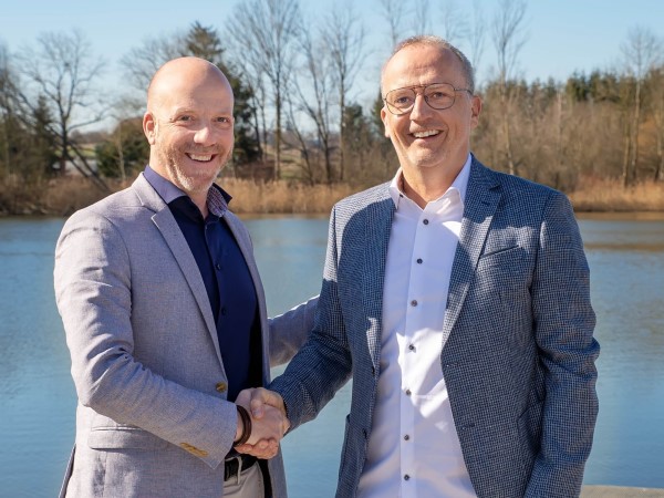 Jürg Horlacher von Aromalife und Stefan Binz der ebi-pharm am Händeschütteln