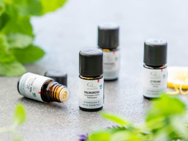 Aromalife ätherische Öle stehen auf einem Bambusteller