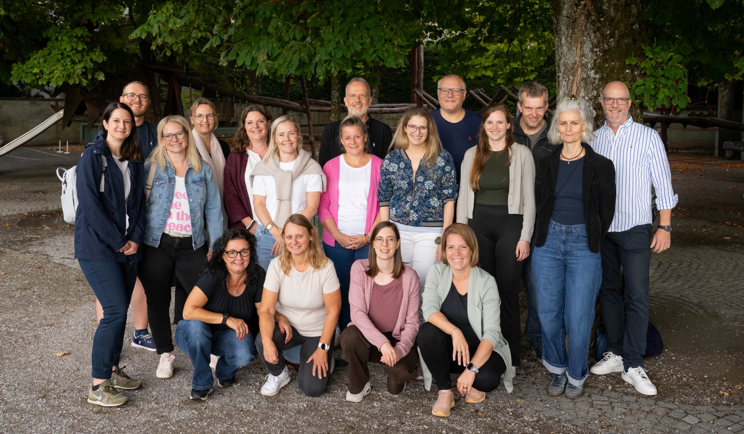 Teamfoto von Aromalife mit diversen Leuten der Firma ebi-pharm und Aromalife darauf.
