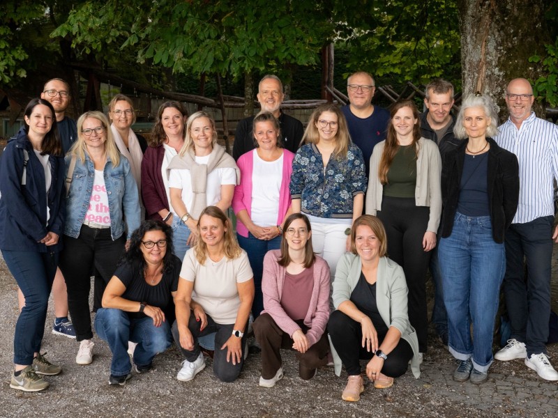 Teamfoto der Mitarbeitenden von Aromalife mit verschiedenen Leuten von Aromalife und ebi-pharm darauf.