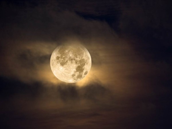 Mond am nebligen Nachthimmel